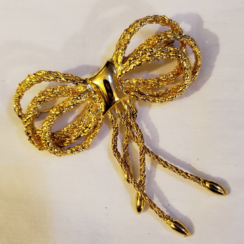 VNTG Gold Tone Polished and Textured Bow Brooch